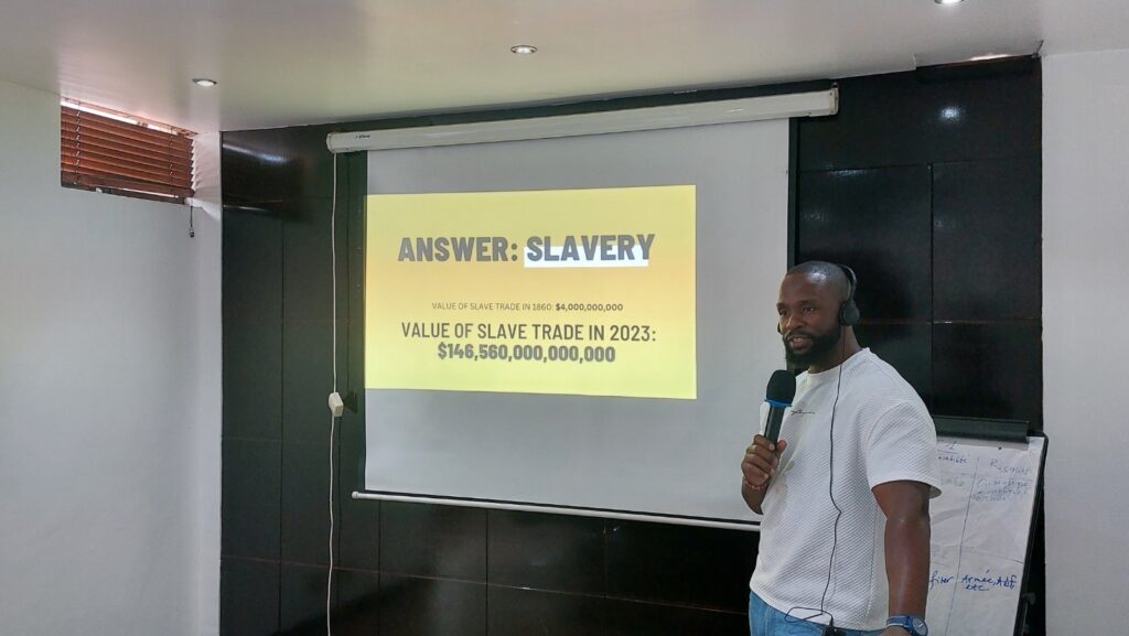 Mr. John Allan Namu lors de l'atelier destiné aux journalistes de la région des Grands Lacs.