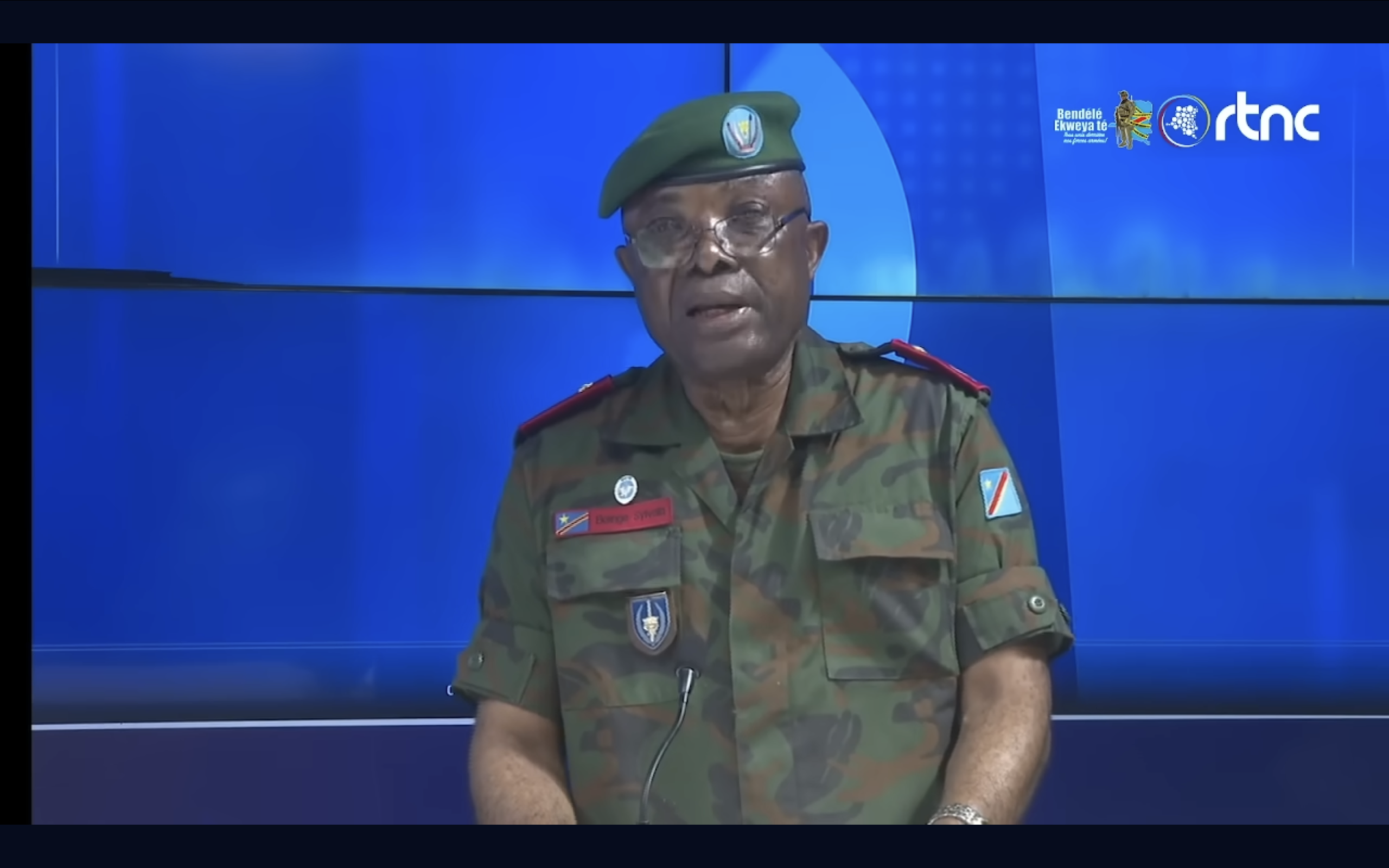 Le G&eacute;n&eacute;ral-major Sylvain Ekenge, le 20 d&eacute;cembre 2025, &agrave; la t&eacute;l&eacute;vision nationale, lisant un communiqu&eacute; de l'arm&eacute;e. Capture d'&eacute;cran/Youtube.